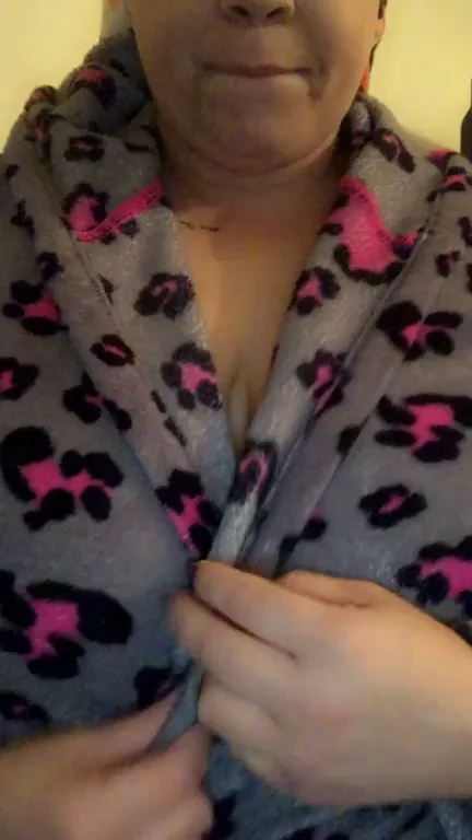 Peekaboo! Saggy BBW Tits Tease 😘🍈🍈