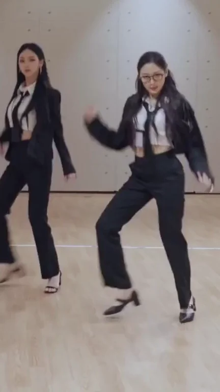 Giselle's Sexy Aespa Suit Dance Tease