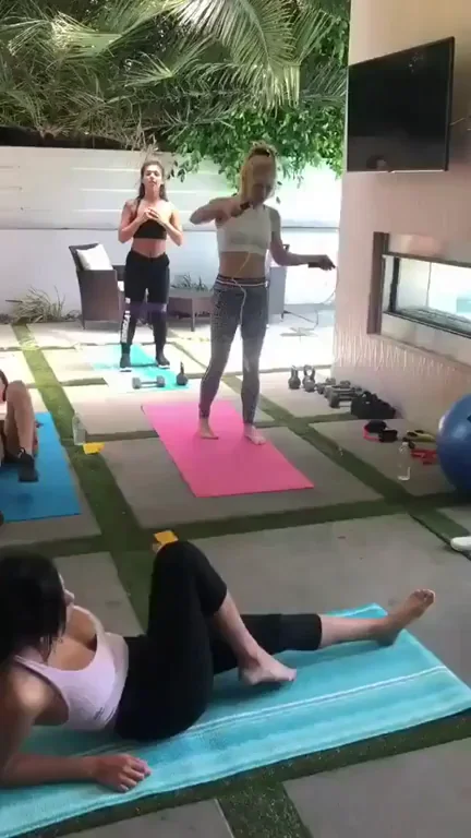 Yoga Sluts Skipping Class for Pussy Licking Session 💦🍑👅