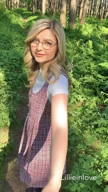 Who’d like to CUM w me on a walk in the Forest.. ????? [GIF]