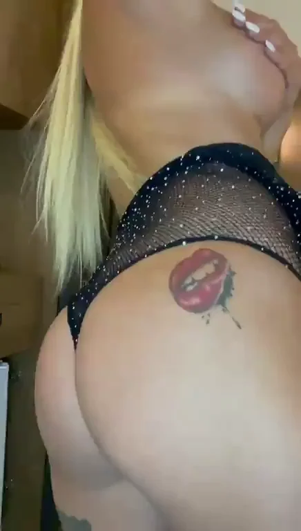 Blonde Cam Slut Teases with Juicy Ass & Lip Tattoo 😈🍑💋