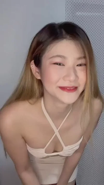 Hey You 4 Perverted Fans, Watch Me Strip Half-Naked! 😈🍑