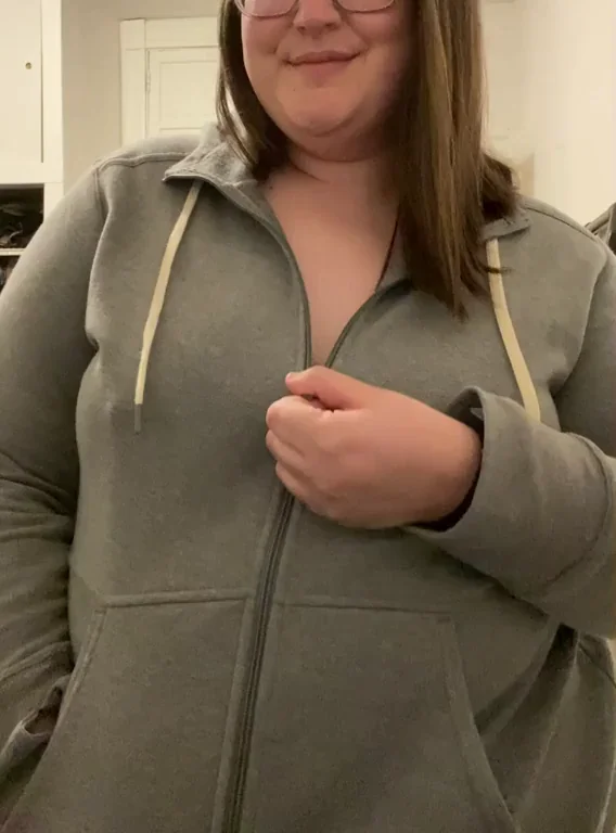 Thick Babe Teasing Tits Before Store Run 😈🛒💦