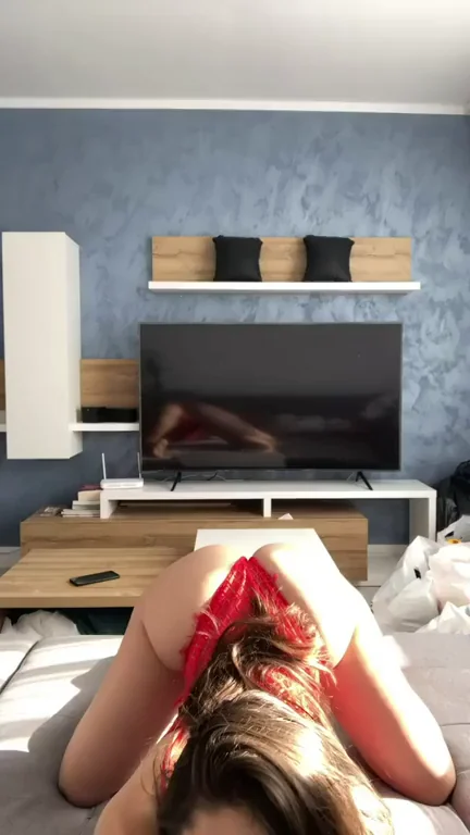 Jiggling My Juicy Teen Booty to Make Your Cock Throb 🍑🔥