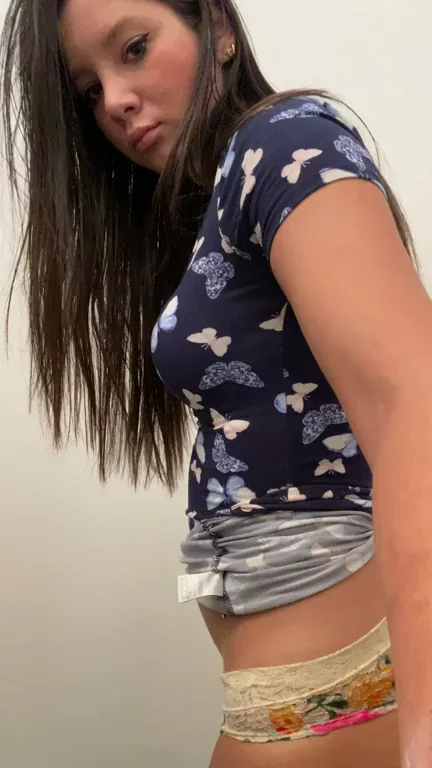 Latina Babe's Massive 🍑 Tease to Kick Off Your Weekend Right 😈