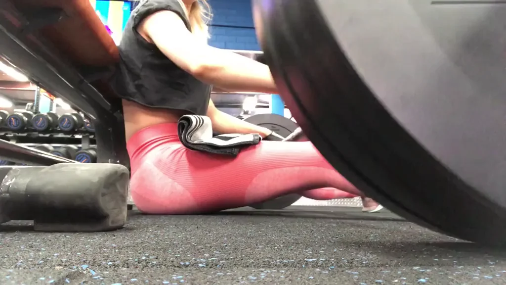 Gym Slut's Pink Leggings Cameltoe Tease on the Leg Press