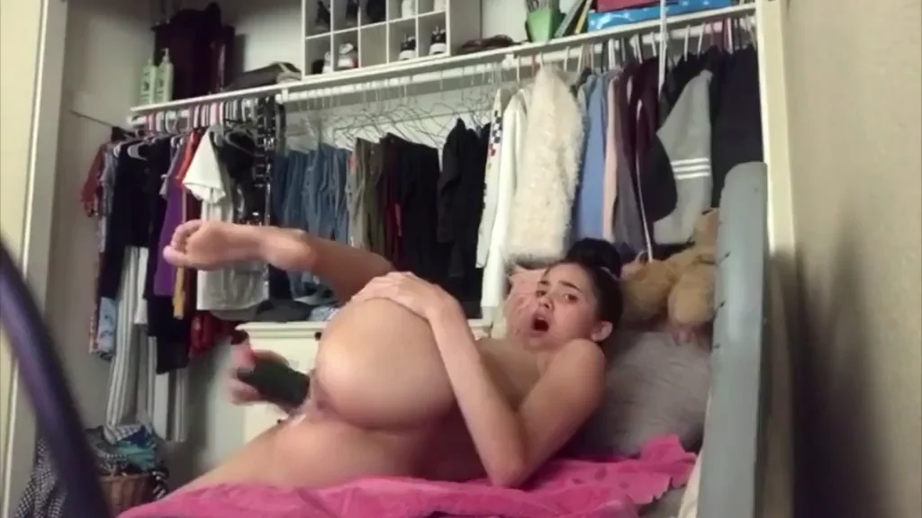 LITTLE LATINA DILDOING PUSSY??