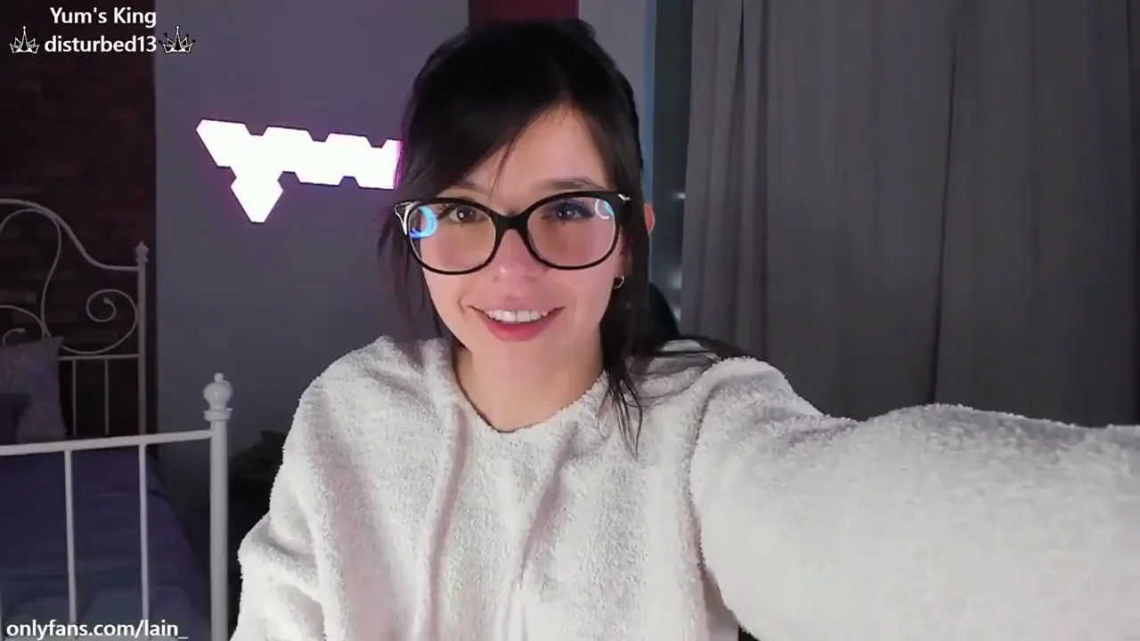 Nerdy Cutie yum_yum_ Teases Bottomless with Tatts