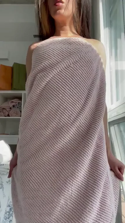 College Slut Drops Towel and Flashes Tits Pussy