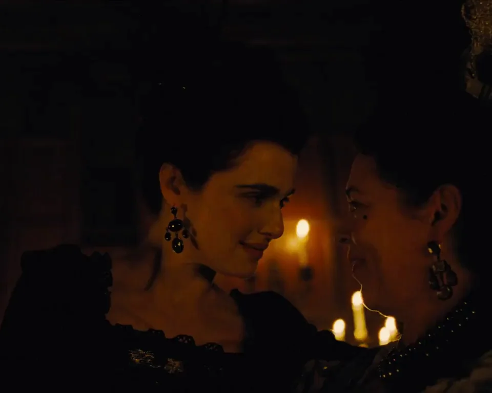 Rachel Weisz and Olivia Colman Steamy Lesbian Lip Lock