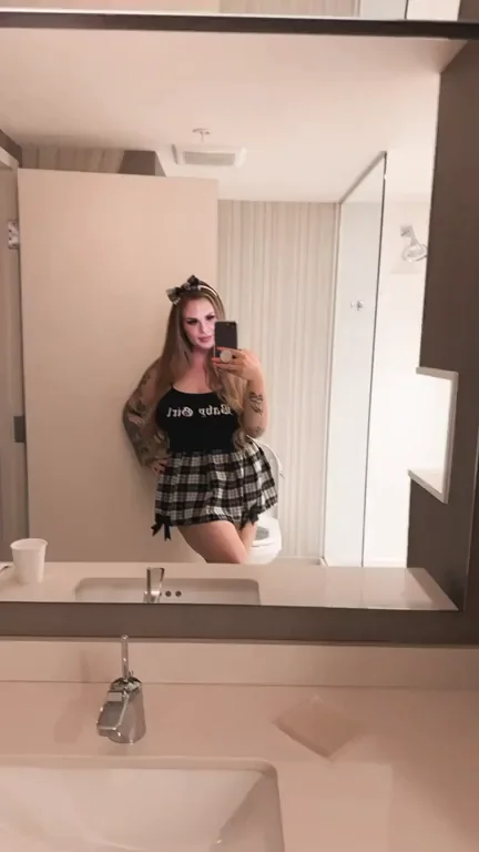 Thick PAWG loving her schoolgirl skirt