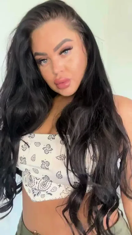 Fresh Lips 💋 Thick Thighs Babe Teases Dick-Sucking Fit 😈🍆