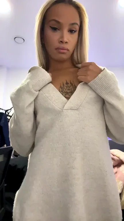 Petite Ebony Blonde's Small Perky Titty Drop 💦👅