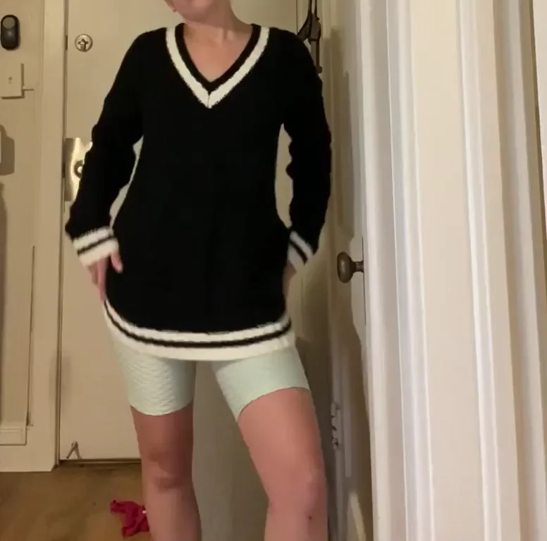 Fit Babe's Tiny Shorts Tease: Perky Tits Out! 💚🍑