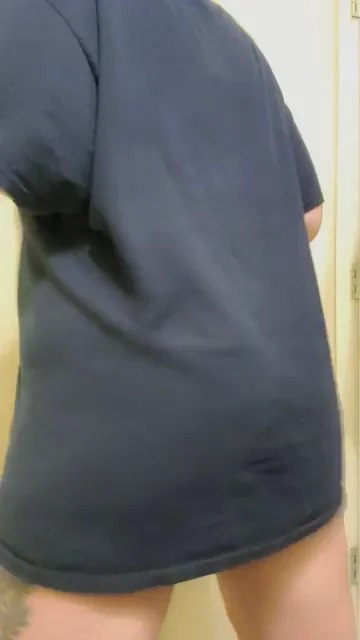 Thick White Chick Backs That Fat Ass Up for Facesitting Throne