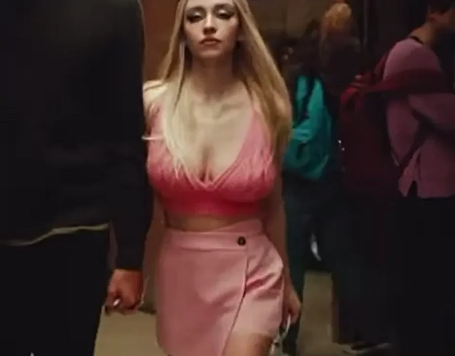 Sydney Sweeney's Epic Euphoria Tit Jiggles in Slutty Pink Wrap