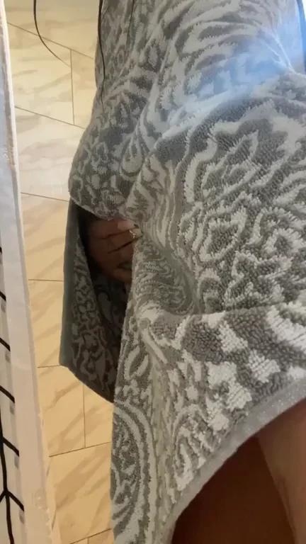 Post-Shower Booty Shake Hobby 🍑💦 Twerk Tease