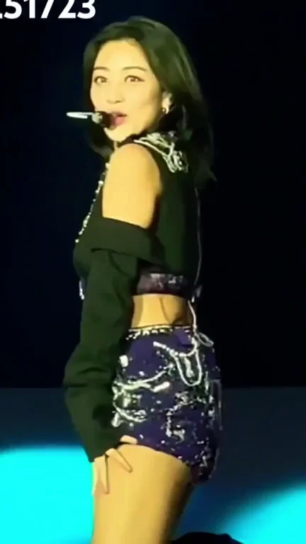 Jihyo's Thicc Ass Twerk in Shiny Hotpants 🔥🍑