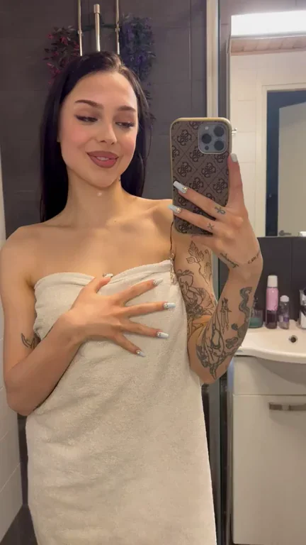 Let's take a shower together?🤤❤ Waiting for your message on my OF page, the subscription is free! Link in the comments â¬‡ï¸