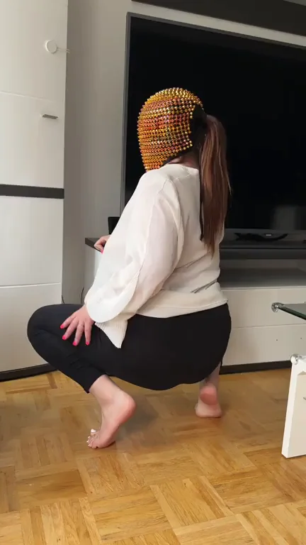 Squat That Tight Ass or Wrinkly Soles for Cum? 💦🍑👣