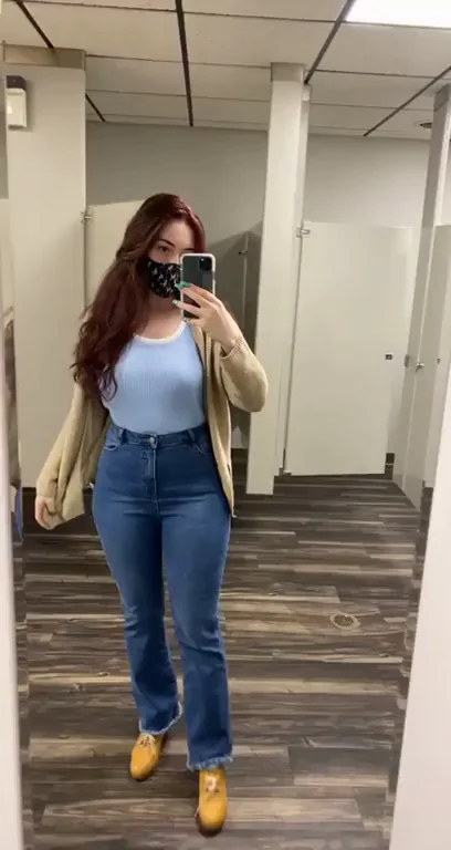 Curvy Babe Teases: Super Cute in Tight Jeans & Crop Top? 😍🍑