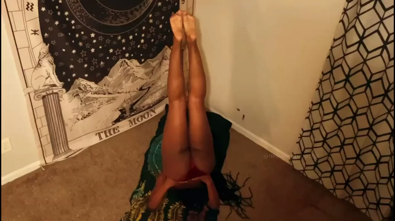 😍 Cute Ebony Babe Flexes Slim Waist & Pretty Pussy Upside Down! 🔥