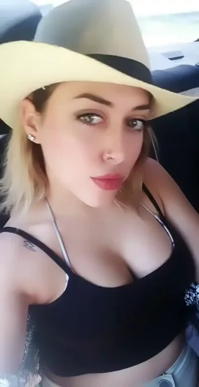 Howdy Cowgirl: Big-Titted Amateur Tease in the Truck