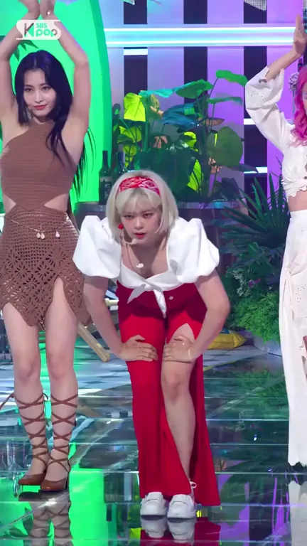 TWICE - Jeongyeon cleavage