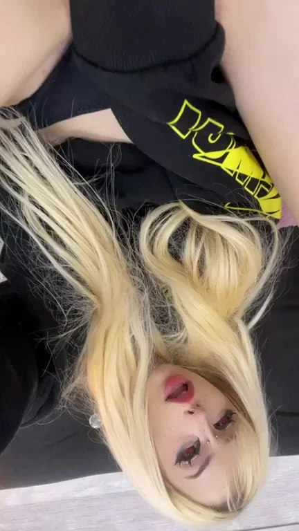 Petite Blonde Fully Exposed & Teasing 🍑💦