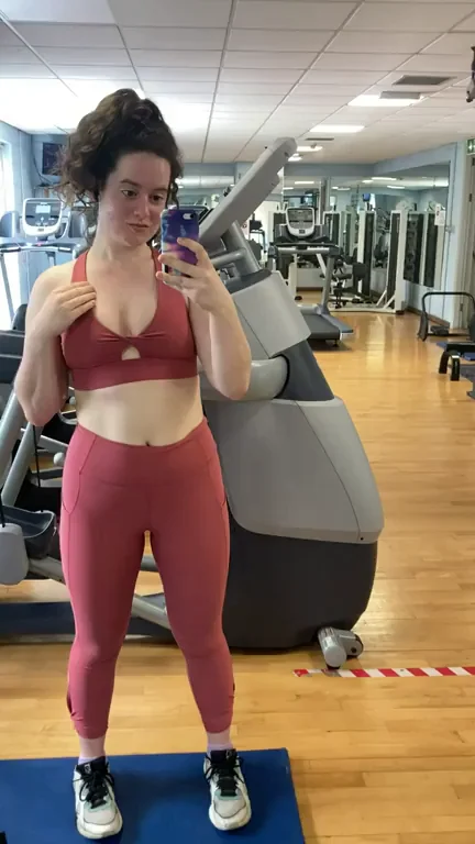 Flashing my titties at the gym is so much fun!
