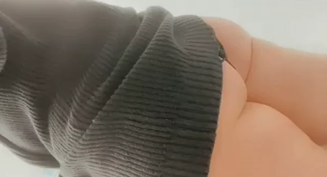 Pucker Up for This Juicy Booty Kiss 💋🍑