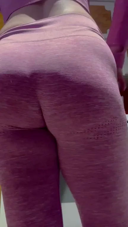 Thick Booty Babe Shocks Dudes with Her Massive Growing Ass