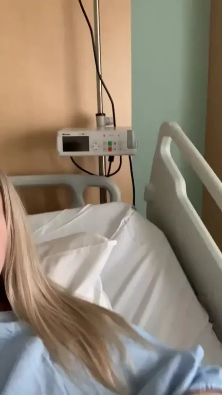 Playing with my tits in a hospital 👆…