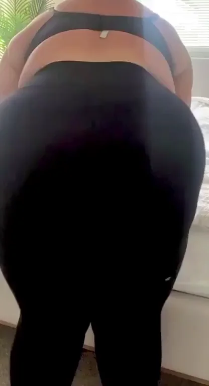Thick BBW Babe's Massive Ass Tease on Sunday 🍑🔥