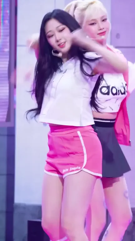 🔥 Giselle's Thicc Ass Dance Tease in Pink Hotpants 💦🍑