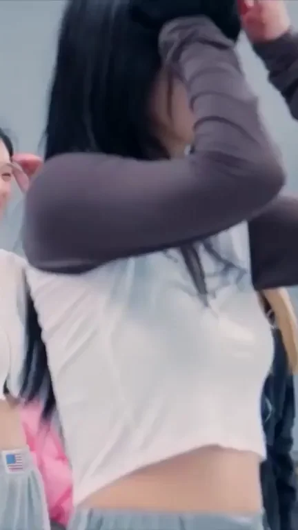 Red Velvet Joy's Sexy Crop Top Tease 🔥🍑