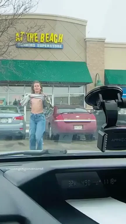 🍑 Tits Bouncing Wild in the Parking Lot Flash 💦