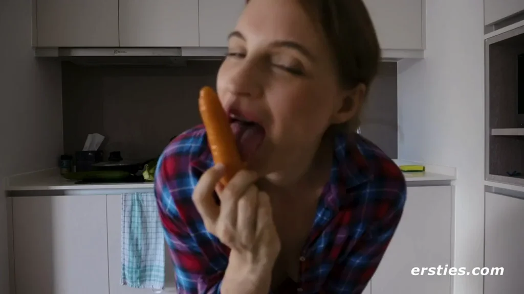 🥕 Kitchen Slut Gets Her Daily Veggie Jilling Fix 😈