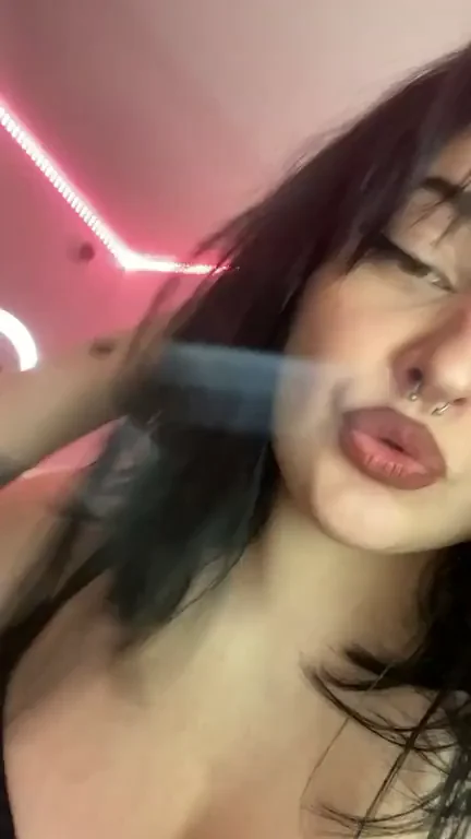 Am I Your Type, Daddy? Smoky Slut Teases Tits & Juicy Ass