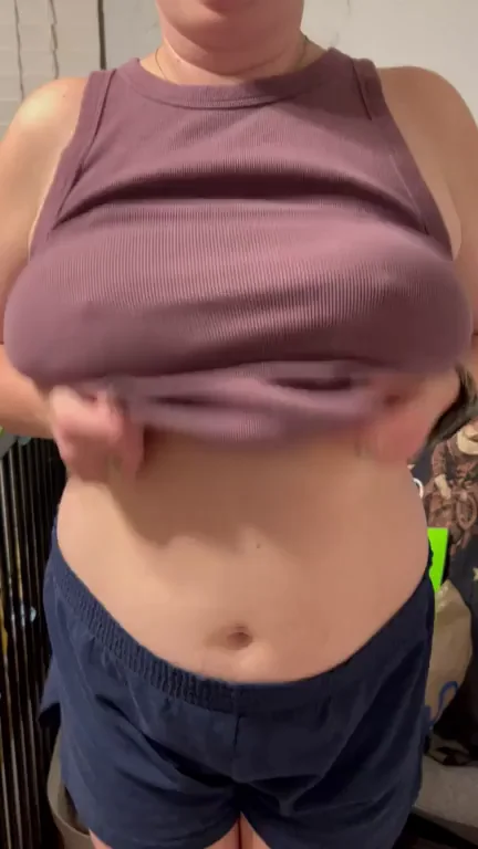 🔥 MILF's Massive Titty Drop Bounce 💦