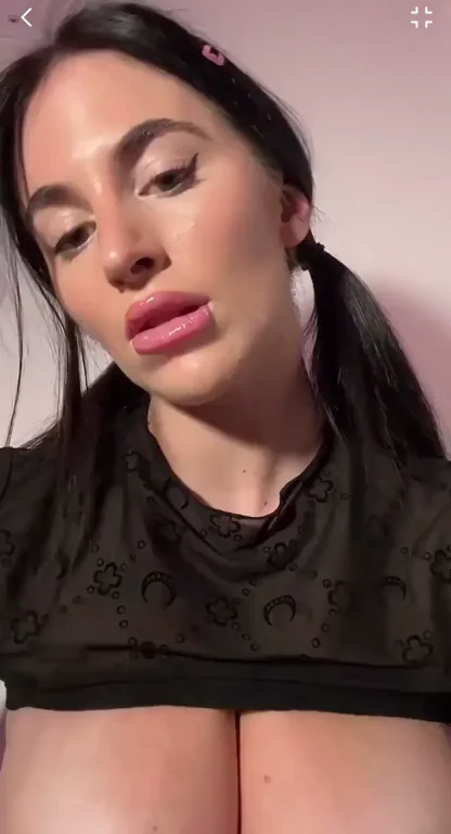 These Juicy Tits Need Your Hungry Mouth Right Now 😛🍒