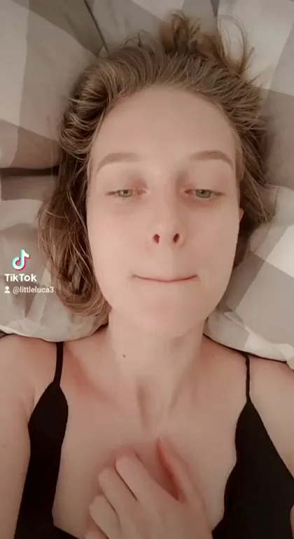 TikTok Slut Teasing Her Wet Pussy in Bed 😈💦