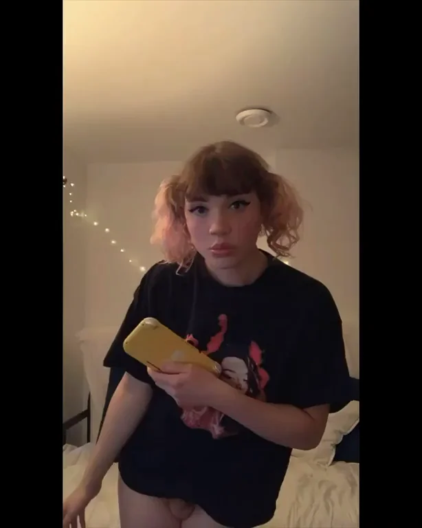 Gamer Girl Fucktoy with Massive Dick Begs to Play 🍑🎮💦