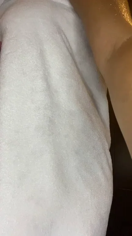 Oops! Towel Slips Off Teen's Juicy Ass 🍑💦