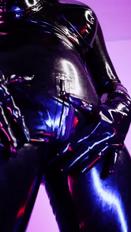 Shiny Sissy Bulge Tease 💦🖤
