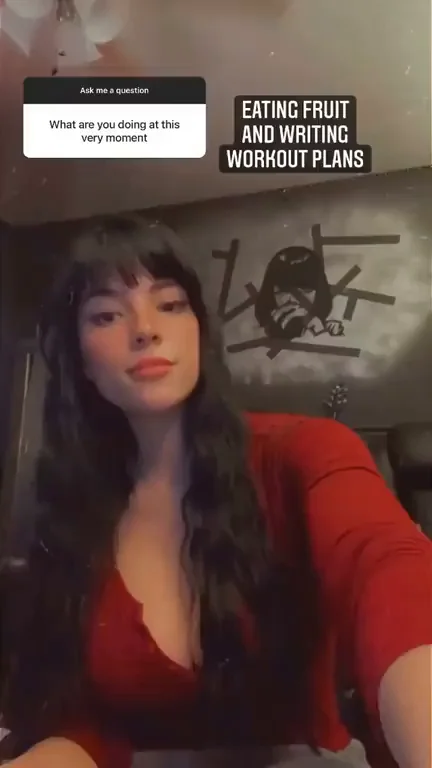 Juicy Fruit Jiggle Feast: Curvy Babe Devours & Bounces