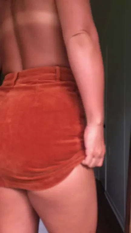 Blurry PAWG Tease: Thick Ass in Tight Orange Shorts 🍑🔥