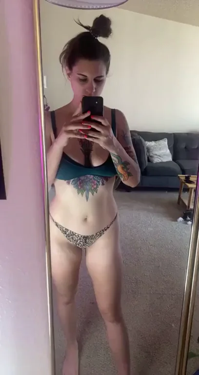 Thick Tattooed Slut Asks 'Wanna Fuck? 😈🍑'
