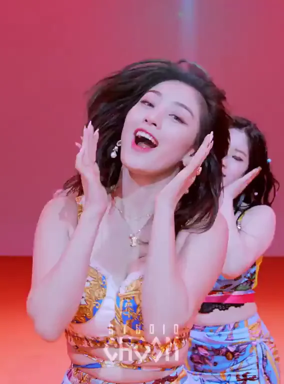 TWICE - Jihyo & Momo