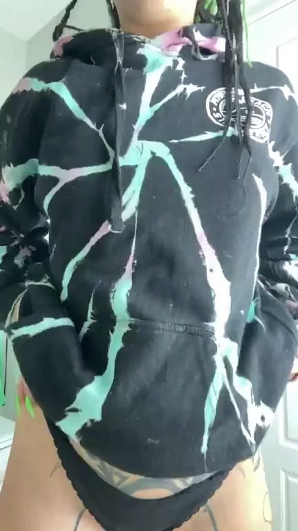 Let’s reveal what’s hiding under my hoodie ;) [OC]